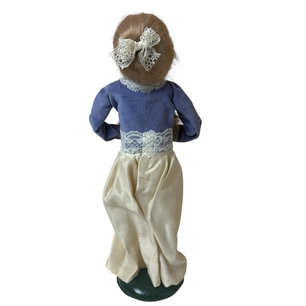 1986 Byers Choice Woman Christmas Caroler‎ w/ Fur Muff  13